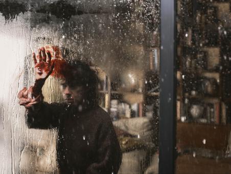 Sally Hawkins in BRING HER BACK (Foto von Ingvar Kenne) © 2024 CTMG, Inc. All Rights Reserved. 