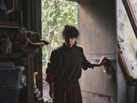 Sally Hawkins in BRING HER BACK (Foto von Ingvar Kenne) © 2024 CTMG, Inc. All Rights Reserved.
