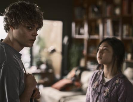 Billy Barratt und Sora Wong in BRING HER BACK (Foto von Ingvar Kenne) © 2024 CTMG, Inc. All Rights Reserved.