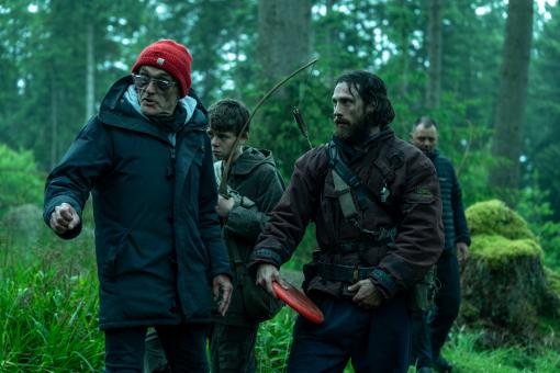Regisseur Danny Boyle mit Aaron Taylor-Johnson am Set von Sony Pictures' 28 YEARS LATER. © 2024 CTMG, Inc. All Rights Reserved.