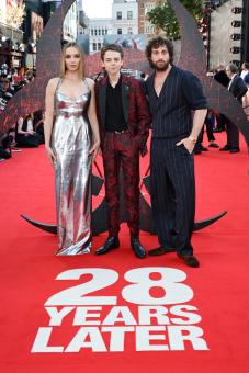 LONDON, ENGLAND – 18. JUNI: Jodie Comer, Alfie Williams und Aaron Taylor-Johnson auf der Weltpremiere zu 28 YEARS LATER im Odeon Luxe am Leicester Square am Mittwoch, dem 18. Juni 2025. (Foto von Eamonn M. McCormack/Getty Images)  2025 Getty Images