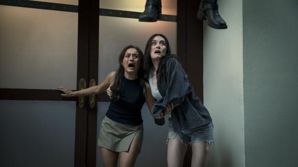 Chase Sui Wonders und Sarah Pidgeon in Sony Pictures' ICH WEISS, WAS DU LETZTEN SOMMER GETAN HAST © 2024 CTMG, Inc. All Rights Reserved.