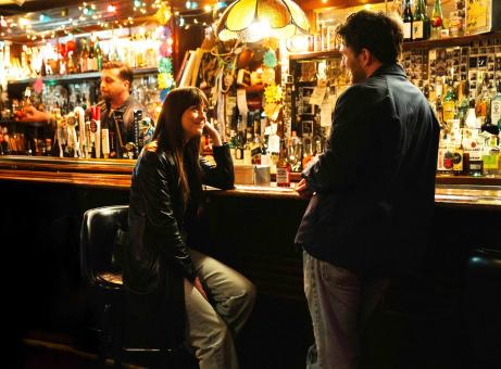 Dakota Johnson und Chris Evans in WAS IST LIEBE WERT – MATERIALISTS Adore Matchmaking LLC
