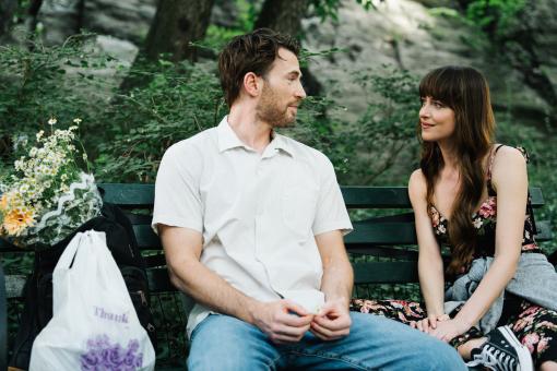 Dakota Johnson und Chris Evans in WAS IST LIEBE WERT – MATERIALISTS Adore Matchmaking LLC