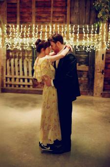 Dakota Johnson und Chris Evans in WAS IST LIEBE WERT – MATERIALISTS Adore Matchmaking LLC