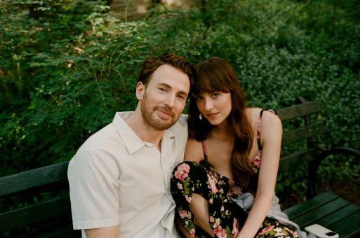 Dakota Johnson und Chris Evans in WAS IST LIEBE WERT – MATERIALISTS Adore Matchmaking LLC