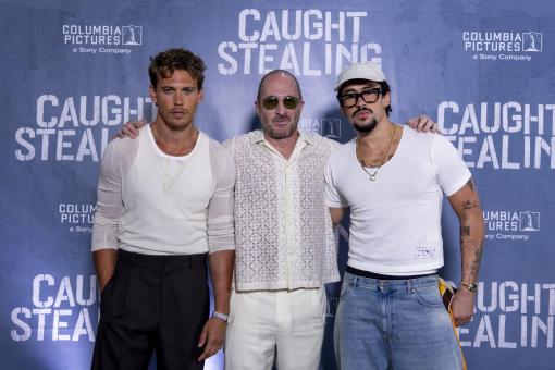 SAN JUAN, PUERTO RICO – 7. AUGUST: Austin Butler, Darren Aronofsky & Benito Antonio Martínez Ocasio (aka Bad Bunny) beim Special Screening von Sony Pictures' CAUGHT STEALING am 7. August 2025 in San Juan, Puerto Rico. (Foto von Xavier García im Auftrag von Sony Pictures Entertainment)