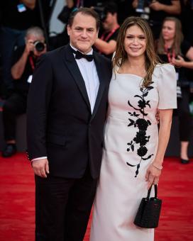 VENEDIG, ITALIEN – 29. AUGUST: Michael Stuhlbarg und Mai-Linh Lofgren nehmen am 29. August 2025 in Venedig, Italien, an der Premiere von „After The Hunt“ im Rahmen der 82. Internationalen Filmfestspiele von Venedig teil. (Foto: Francesca Benedetti)