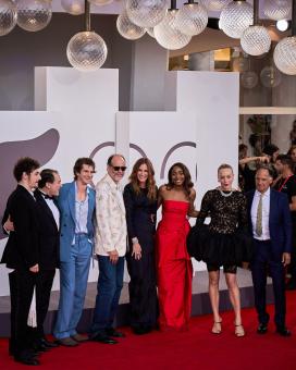 VENEDIG, ITALIEN – 29. AUGUST: (v. l. n. r.) Will Price, Michael Stuhlbarg, Andrew Garfield, Luca Guadagnino, Julia Roberts, Ayo Edebiri, Chloe Sevigny und David Leiber nehmen am 29. August 2025 in Venedig, Italien, an der Premiere von „After The Hunt“ im Rahmen der 82. Internationalen Filmfestspiele von Venedig teil. (Foto: Francesca Benedetti)