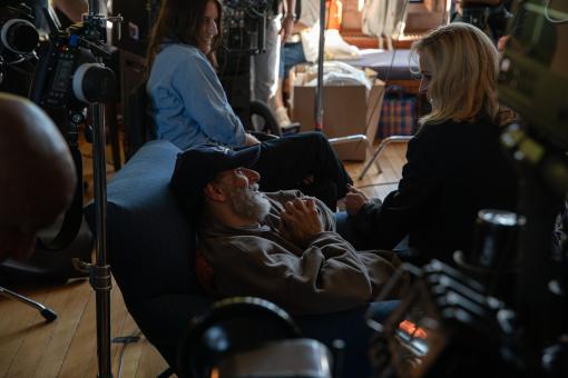 BTS von Julia Roberts und Director Luca Guadagnino in AFTER THE HUNT, von Amazon MGM Studios. Photo Credit: Yannis Drakoulidis © 2025 Amazon Content Services LLC. All Rights Reserved.