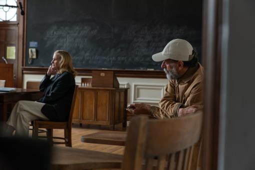 BTS von Julia Roberts und Director Luca Guadagnino in AFTER THE HUNT, from Amazon MGM Studios.Photo Credit: Yannis Drakoulidis © 2025 Amazon Content Services LLC. All Rights Reserved.
