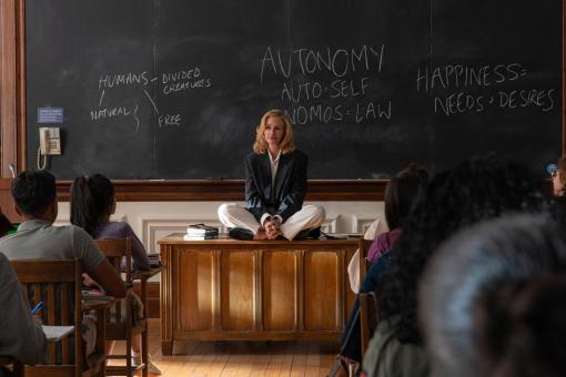 Julia Roberts spielt die Rolle der Alma in AFTER THE HUNT von Amazon MGM Studios. Bildnachweis: Yannis Drakoulidis © 2025 Amazon Content Services LLC. Alle Rechte vorbehalten.