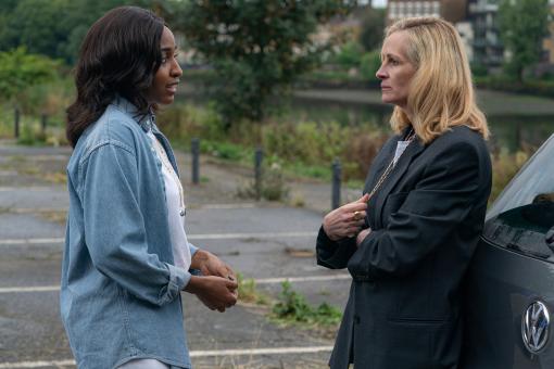 (V.l.n.r.) Ayo Edebiri als Maggie und Julia Roberts als Alma in AFTER THE HUNT von Amazon MGM Studios. Bildnachweis: Yannis Drakoulidis © 2025 Amazon Content Services LLC. Alle Rechte vorbehalten.