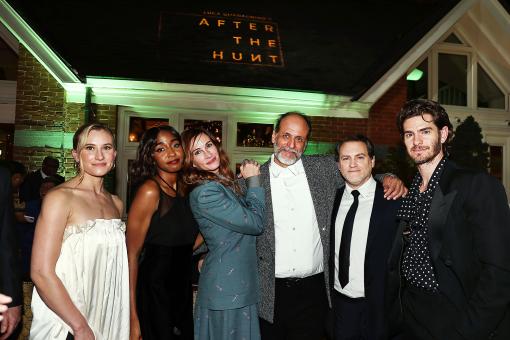 NEW YORK, NEW YORK – 26. SEPTEMBER: (L nach R) Nora Garrett, Ayo Edebiri, Julia Roberts, Luca Guadagnino, Michael Stuhlbarg und Andrew Garfield auf der nordamerikanischen Premiere von AFTER THE HUNT als Eröffnungsfilm des 63. New York Film Festivals in der Alice Tully Hall. (Foto von Dave Allocca / Starpix)