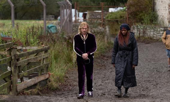 Jack O'Connell und Regisseurin Nia DaCosta am Set von Sony Pictures' 28 YEARS LATER: THE BONE TEMPLE. © 2024 CTMG, Inc. Alle Rechte vorbehalten.