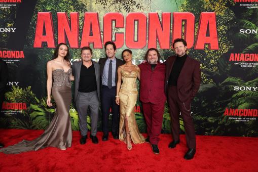 LOS ANGELES, KALIFORNIEN – 13. DEZEMBER: Daniela Melchior, Steve Zahn, Paul Rudd, Thandiwe Newton, Jack Black und Selton Mello bei der Weltpremiere von Sony Pictures' ANACONDA im United Theater on Broadway am 13. Dezember 2025 in Los Angeles, Kalifornien. (Foto: JC Olivera/Sony Pictures via Getty Images) 2025 JC Olivera
