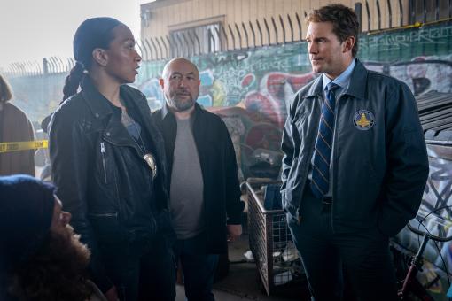 Kali Reis, Regisseur Timur Bekmambetov und Chris Pratt am Set von MERCY von Amazon MGM Studios. Foto von: Justin Lubin © 2025 Amazon Content Services LLC. All Rights Reserved.