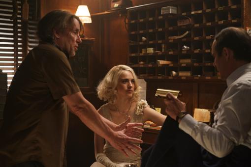 Richard Linklater, Margaret Qualley und Ethan Hawke am Set von Sony Pictures’ BLUE MOON  © 2026 Sony Pictures Entertainment Deutschland GmbH