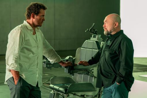 Chris Pratt und Regisseur Timur Bekmambetov am Set von MERCY von Amazon MGM Studios. Foto von: Justin Lubin  © 2025 Amazon Content Services LLC. All Rights Reserved.