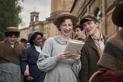 Bella (Emily Fairn) und Gilbert Pollard (Thomas Howes) in Sony Pictures’ THE CHORAL. Foto von: Nicola Dove  © Gerontius Productions Limited