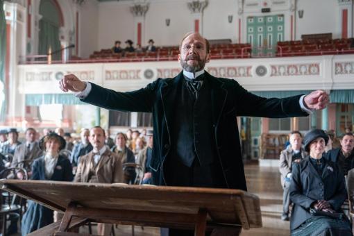 Dr. Henry Guthrie (Ralph Fiennes) in Sony Pictures’ THE CHORAL. Foto von: Nicola Dove  © Gerontius Productions Limited