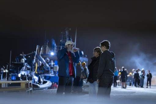 Regisseur Tim Dünschede (links) und Nevio Wendt („Peter Shaw“, rechts) am Set von Sony Pictures' DIE DREI ??? – TOTENINSEL  Foto von: Tomás Correa