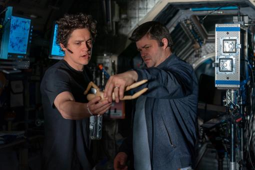 Die Regisseure Phil Lord und Christopher Miller am Set ihres Films DER ASTRONAUT - PROJECT HAIL MARY, von Amazon MGM Studios. Photo credit: Jonathan Olley  © 2026 Amazon Content Services LLC. All Rights Reserved.