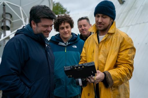 Die Regisseure Christopher Miller und Phil Lord mit Kameramann Greig Fraser und Schauspieler Ryan Gosling am Set ihres Films DER ASTRONAUT - PROJECT HAIL MARY, von Amazon MGM Studios. Photo credit: Jonathan Olley  © 2026 Amazon Content Services LLC. All Rights Reserved.