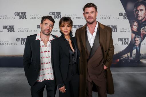 Bart Layton, Halle Berry und Chris Hemsworth bei der Weltpremiere von CRIME 101 in Los Angeles.   Todd Williamson/JanuaryImages