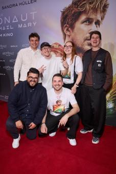 BERLIN, DEUTSCHLAND – 02. MÄRZ: (Hintere Reihe v. l.) Daniel Zorn, Tom Ferenc, Janines.space, Lukas_Filmclub & (Vordere Reihe v. l.) Sharizzzel und Christopher Schmidt besuchen das Special Screening von DER ASTRONAUT – PROJECT HAIL MARY im UCI Luxe East Side Gallery am 02. März 2026 in Berlin, Deutschland. (Foto: Sebastian Reuter/Getty Images für Sony Pictures Entertainment)