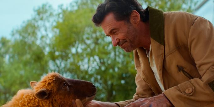 Hugh Jackman als George Hardy in GLENNKILL: EIN SCHAFSKRIMI von Amazon MGM Studios.   © 2026 Amazon Content Services LLC. All Rights Reserved.