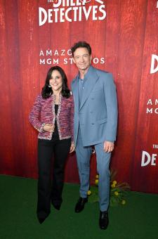 NEW YORK, NEW YORK – 19. APRIL: Julia Louis-Dreyfus und Hugh Jackman nehmen am 19. April 2026 in New York City am roten Teppich und der Premiere von „Glennkill: Ein Schafskrimi“ von Amazon MGM Studios im Jazz at Lincoln Center teil. (Foto: Bryan Bedder/Getty Images für Amazon MGM)