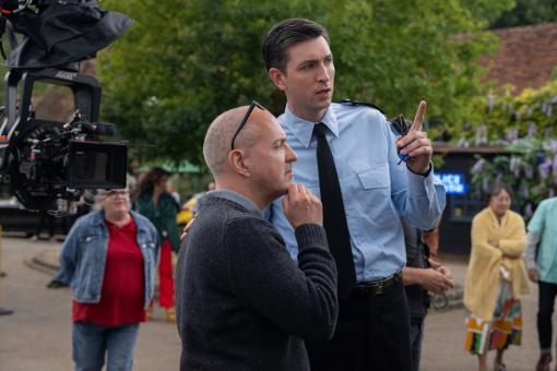 Regisseur Kyle Balda und Nicholas Braun am Set von GLENNKILL: EIN SCHAFSKRIMI von Amazon MGM Studios. Bildnachweis: Alex Bailey  © 2026 Amazon Content Services LLC. Alle Rechte vorbehalten.