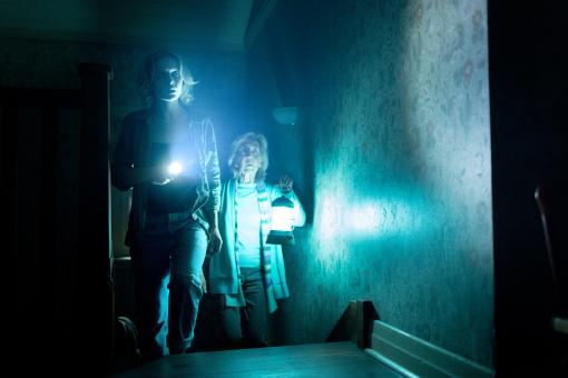 Gemma (Amelia Eve) und Elisa Rainier (Lin Shaye) in ScreenGems' INSIDIOUS: OUT OF THE FURTHER.  © 2026 Sony Pictures Entertainment Deutschland GmbH