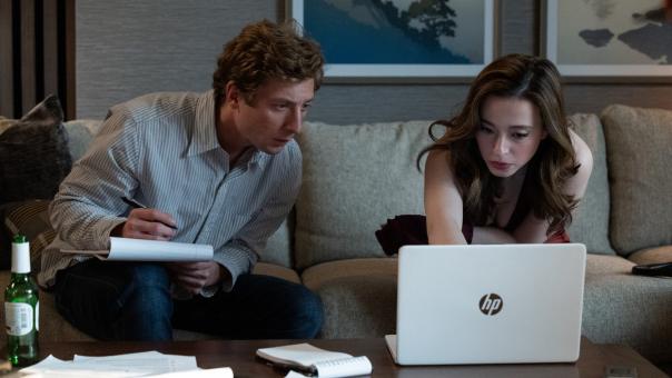 Jeff Horwitz (Jeremy Allen White) und Frances Haugen (Mikey Madison) in Sony Pictures‘ THE SOCIAL RECKONING.  © 2026 CTMG, Inc. All Rights Reserved.