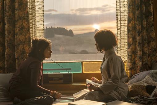 Mia Tharia und Jenna Ortega in KLARA UND DIE SONNE.  © 2026 CTMG, Inc. All Rights Reserved.