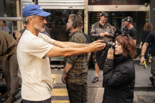 Taika Waititi und Jenna Ortega am Set von KLARA UND DIE SONNE.  © 2026 CTMG, Inc. All Rights Reserved.