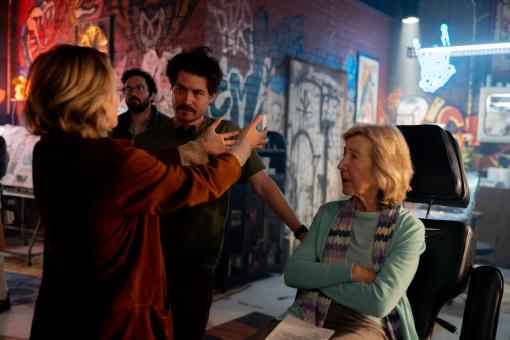 Amelia Eve, Regisseur Jacob Chase und Lin Shaye am Set von INSIDIOUS: OUT OF THE FURTHER von Screen Gems.  © 2026 Sony Pictures Entertainment Deutschland GmbH
