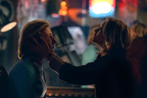 Elise Rainier (Lin Shaye) und Gemma (Amelia Eve) in ScreenGems INSIDIOUS: OUT OF THE FURTHER.  © 2026 Sony Pictures Entertainment Deutschland GmbH