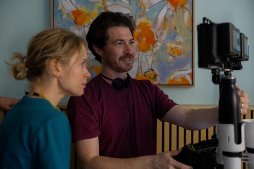 Amelia Eve und Regisseur Jacob Chase am Set von ScreenGems' INSIDIOUS: OUT OF THE FURTHER.  © 2026 Sony Pictures Entertainment Deutschland GmbH
