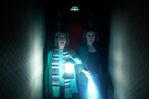 Elise Rainier (Lin Shaye) und Gemma (Amelia Eve) in ScreenGems INSIDIOUS: OUT OF THE FURTHER.  © 2026 Sony Pictures Entertainment Deutschland GmbH