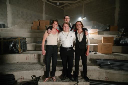 Regisseur Tim Dünschede (hinten) sowie Nevio Wendt, Julius Weckauf und Levi Brandl am Set von DIE DREI ??? – NACHT IN ANGST  © Wiedemann und Berg Film GmbH/Deutsche Columbia Pictures Filmproduktion GmbH/Gaspar Gariglio