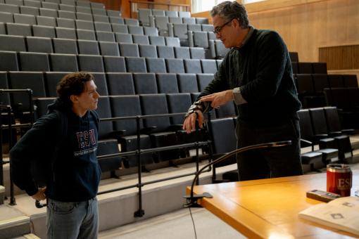 Peter Parker (Tom Holland, links) unterhält sich mit seinem Professor Bruce Banner (Mark Ruffalo) in Columbia Pictures SPIDER-MAN™: BRAND NEW DAY. (Foto: Jay Maidment)  ©2025 CTMG. All Rights Reserved. MARVEL and all related character names: © & ™ 2025 MARVEL.