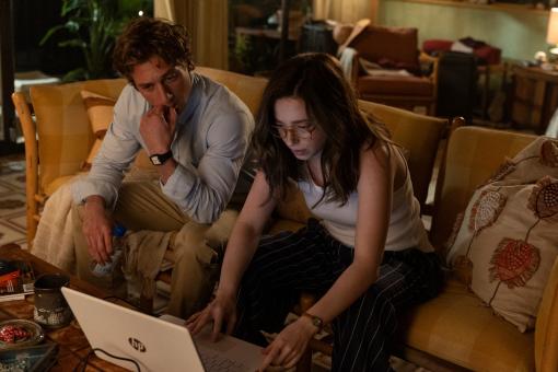 Jeff Horwitz (Jeremy Allen White) und Frances Haugen (Mikey Madison) in Sony Pictures' THE SOCIAL RECKONING  © 2026 CTMG, Inc. Alle Rechte vorbehalten.