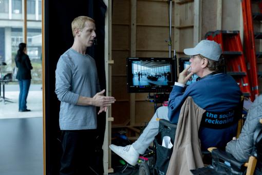 Jeremy Strong und Regisseur/Drehbuchautor Aaron Sorkin am Set von Sony Pictures' THE SOCIAL RECKONING  © 2026 CTMG, Inc. Alle Rechte vorbehalten.