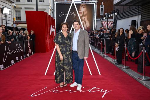 LONDON, ENGLAND – 24. SEPTEMBER: Jordana Mollick & Regisseur Michael Showalter beim UK Special Screening von VERITY im Curzon Mayfair am 24. September 2026 in London, England. (Foto: Eamonn M. McCormack/Getty Images für Amazon MGM Studios und Sony Pictures Entertainment)  © 2026 Getty Images