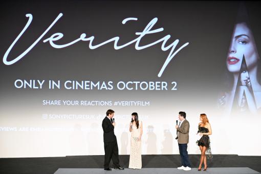 LONDON, ENGLAND – 24. SEPTEMBER: (v. l. n. r.) Josh Hartnett, Dakota Johnson, Michael Showalter und Ashley James auf der Bühne beim UK Special Screening von VERITY im Curzon Mayfair am 24. September 2026 in London, England. (Foto: Eamonn M. McCormack/Getty Images für Amazon MGM Studios und Sony Pictures Entertainment)  © 2026 Getty Images