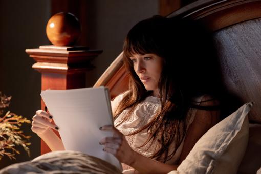 Dakota Johnson spielt die Rolle der Lowen Ashleigh im Film VERITY – DUNKLE GEHEIMNISE von Regisseur Michael Showalter, einer Produktion von Amazon MGM Studios. Bildnachweis: Alisha Wetherill  © 2026 Amazon Content Services LLC. All Rights Reserved.